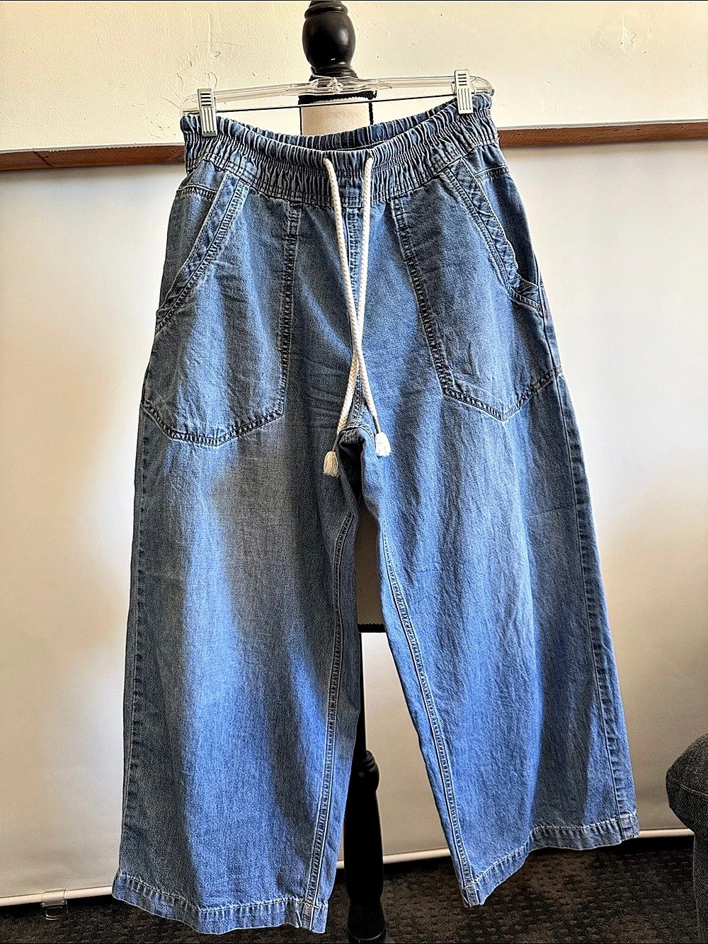We The Free denim pants Blue Denim Jogger Jeans Size S Like New